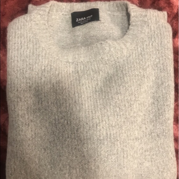 Zara Oversize Sweater .